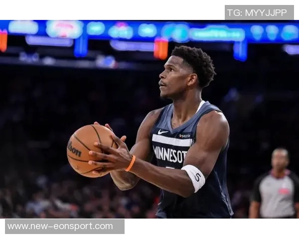 森林狼爱德华兹因右腿筋紧张首节伤退将缺席本场比赛